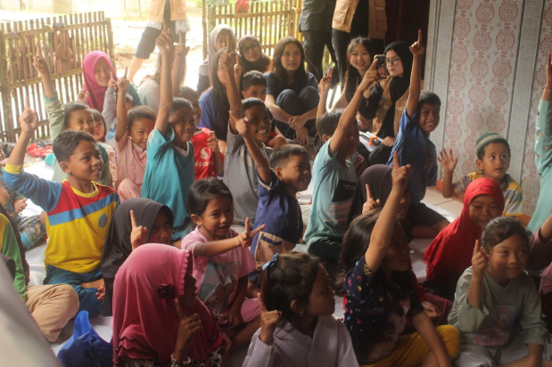 Anak-anak Kampung Nagajaya bermain dan belajar bersama di Rumah Marimba 3